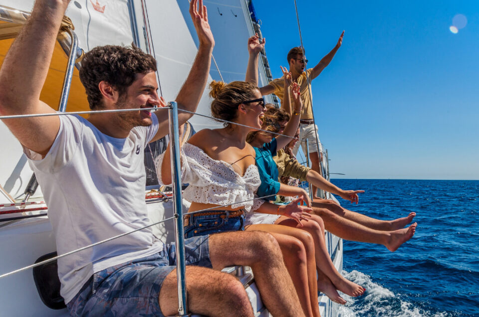 VIP Chase the Race in ASW 2022 for 6 people on a 40ft Dream Yacht Charter Catamaran – Friday